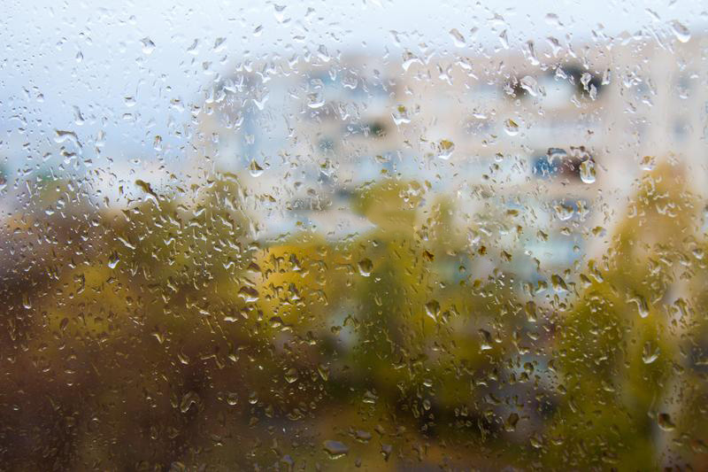 下雨窗口，雨水滴外在窗玻璃的-127117611.jpg